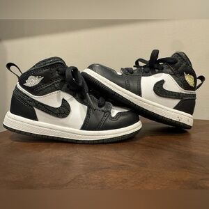 Nike Air Jordan 1 Mid SE - Size US 8C